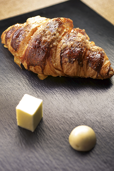 Desayuno Croissant con trío de mermeladas caseras y trío mantequillas aromatizadas © Top One Del Cacique