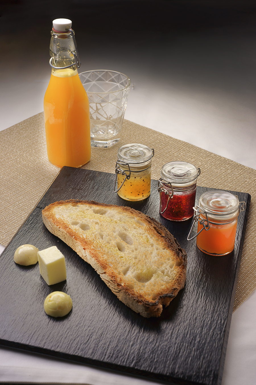 Desayuno Tostada pan blanco con trío de mermeladas caseras y trío de mantequillas aromatizadas © Top One Del Cacique